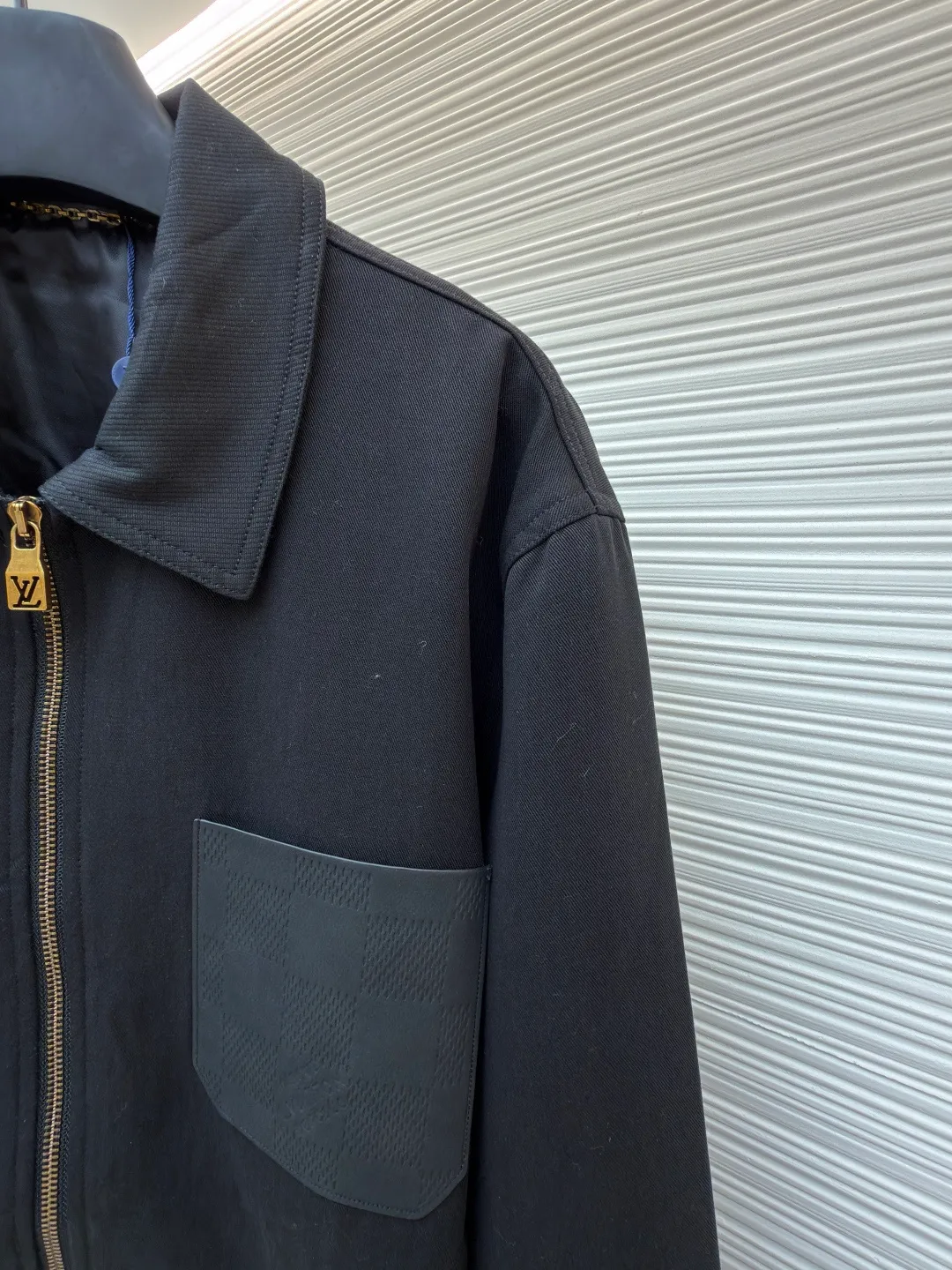 LOUIS VUITTON checkerboard pocket zipper jacket ●Item number: 1682123-B50 ●Material: cotton twill fabric ●Technology: heat-pressed lamination ●Color: black ●Version: fitted version ●Weight: about 860 grams ●Size: S-M-L-XL ●Description: This Louis Vuitton black lapel zipper jacket shows the brand's exquisite craftsmanship. The body is made of high-density twill fabric. It has been pre-shrunk and shaped and ironed to give the fabric a crisp silhouette and wrinkle resistance, smooth touch and excellent wear resistance. The placket is equipped with a customized metal zipper. The zipper teeth are precision polished and gold-plated, making it smooth and durable. The zipper head is engraved with the brand's classic logo, and the details highlight the texture. The body pockets are made with welt bag technology, and the edges of the pockets are reinforced with double-needle stitching, which not only ensures practicality but also makes the fit neater. The chest patch pockets are spliced ​​with fabrics of different textures, and the hot-pressing lamination process makes the splices smooth and free of glue marks. The lapel part has been three-dimensionally cut and hand-drawn to fit the neck line and is not easily deformed. Every stitch follows strict stitch length standards, perfectly combining simple design with exquisite craftsmanship. The overall wiring is straight and delicate, the fabric is comfortable and soft, and the color is consistent without color difference. It can be matched with the same style to create a fashionable look and control various occasions. Customized accessories, complete with three standards, same style for men and women!